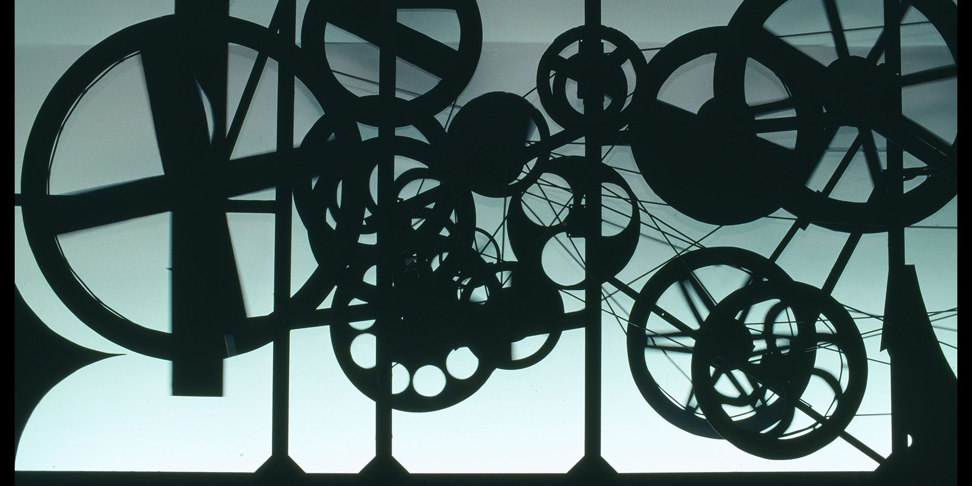 Jean Tinguely Requiem pour une feuille morte, 1967 (particolare) Veduta dell’installazione, Palazzo Grassi, Venezia, 1987 Courtesy Magnum Photos Jean Tinguely © SIAE, 2024 Foto René Burri